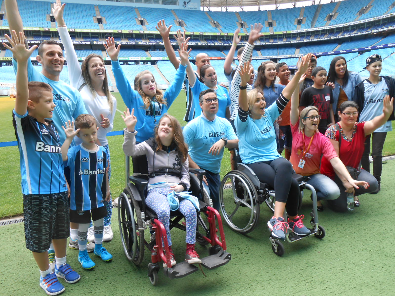 Como sempre as emoções ficam à flor da pele em cada tour do Desejo Azul na Arena do Grêmio. Dezenas de crianças , responsáveis e voluntários estiveram presentes. Em especial o Yuri que foi uma das primeira crianças atendidas por um desejo em 2011 e hoje já curado da sua enfermidade ganhou novamente uma camiseta do Grêmio. Participação dos voluntários Kátia Santos, Rafael lima e Rodrigo e Rodrigo Soares Melo.