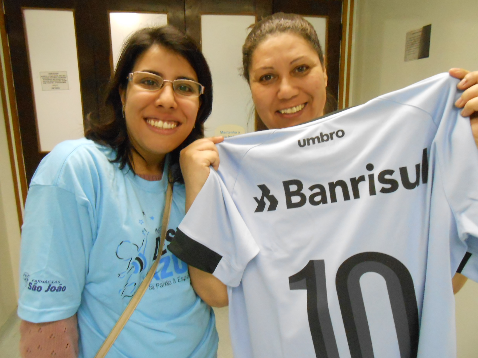 Carolina faz tratamento no Hospital da Criança Santo Antônio. Seu primeiro desejo era ganhar uma camiseta do Grêmio. Depois é ir na Arena ver o Tricolor jogar. Para tanto precisa melhorar o seu quadro clínico algo que com certeza acontecerá . É uma questão de tempo. A sua mãe recebeu a camiseta celeste oficial do Grêmio da voluntária Viviane Trindade.