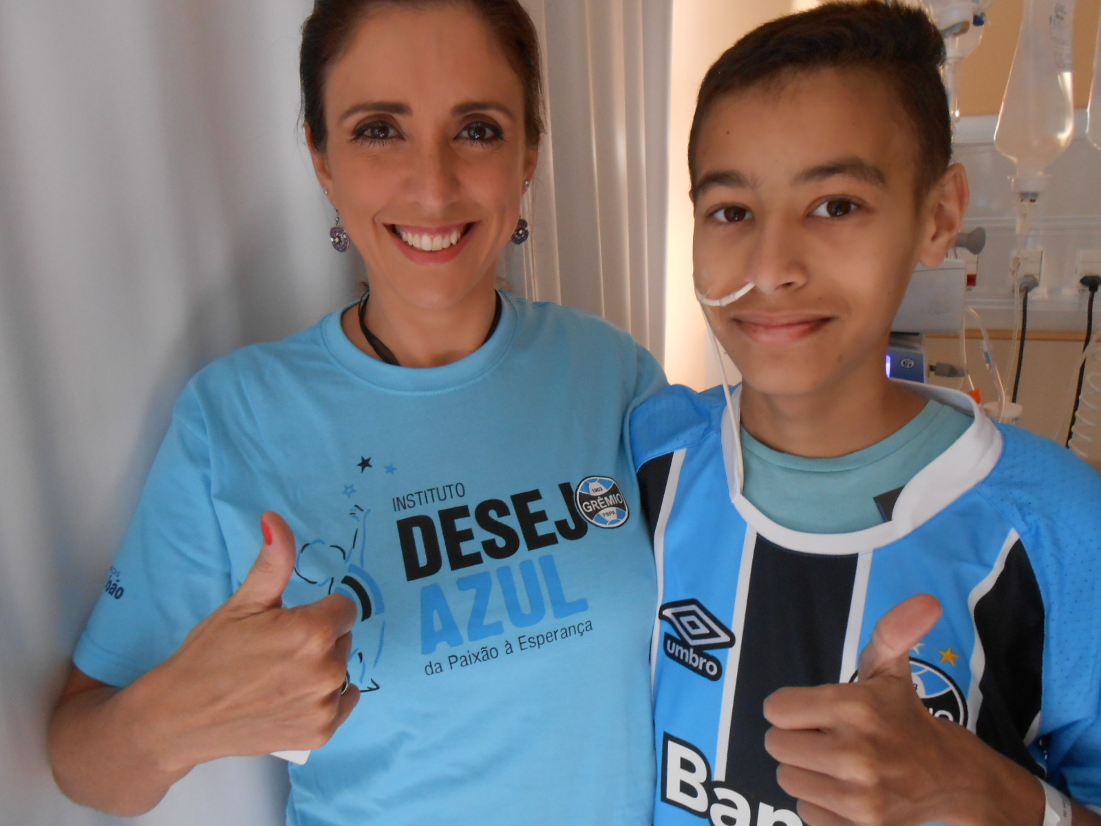 Douglas faz tratamento no Hospital da Criança Santo Antônio. É um craque igual ao seu xará jogador do Grêmio que andou lesionado mas que em breve voltará aos gramados. Douglas também voltará com tudo para depois do tratamento retomar sua rotina de vida. O menino ganhou sua camiseta do Grêmio da voluntária Patrícia Zingano.