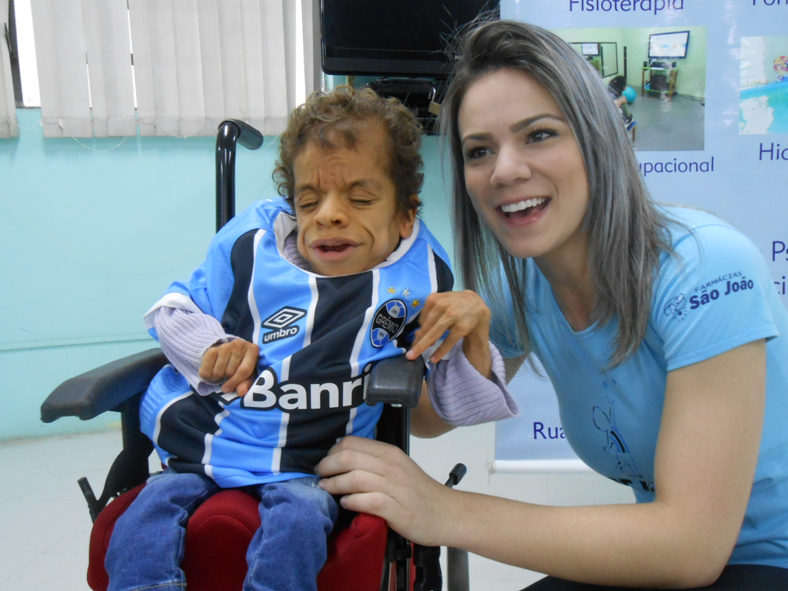 Nada melhor do que comemorar o 114 aniversário do Grêmio do que fazer uma ação com muita paixão, amor, afeto e sensibilidade. Eduarda, a Dudinha tem 10 anos e queria uma camiseta Tricolor. E com a colaboração da voluntária Mariana Rosa entregamos para ela na presença de seus pais, alunos e funcionários da Cerepal. Parabéns Dudinha, parabéns Grêmio.