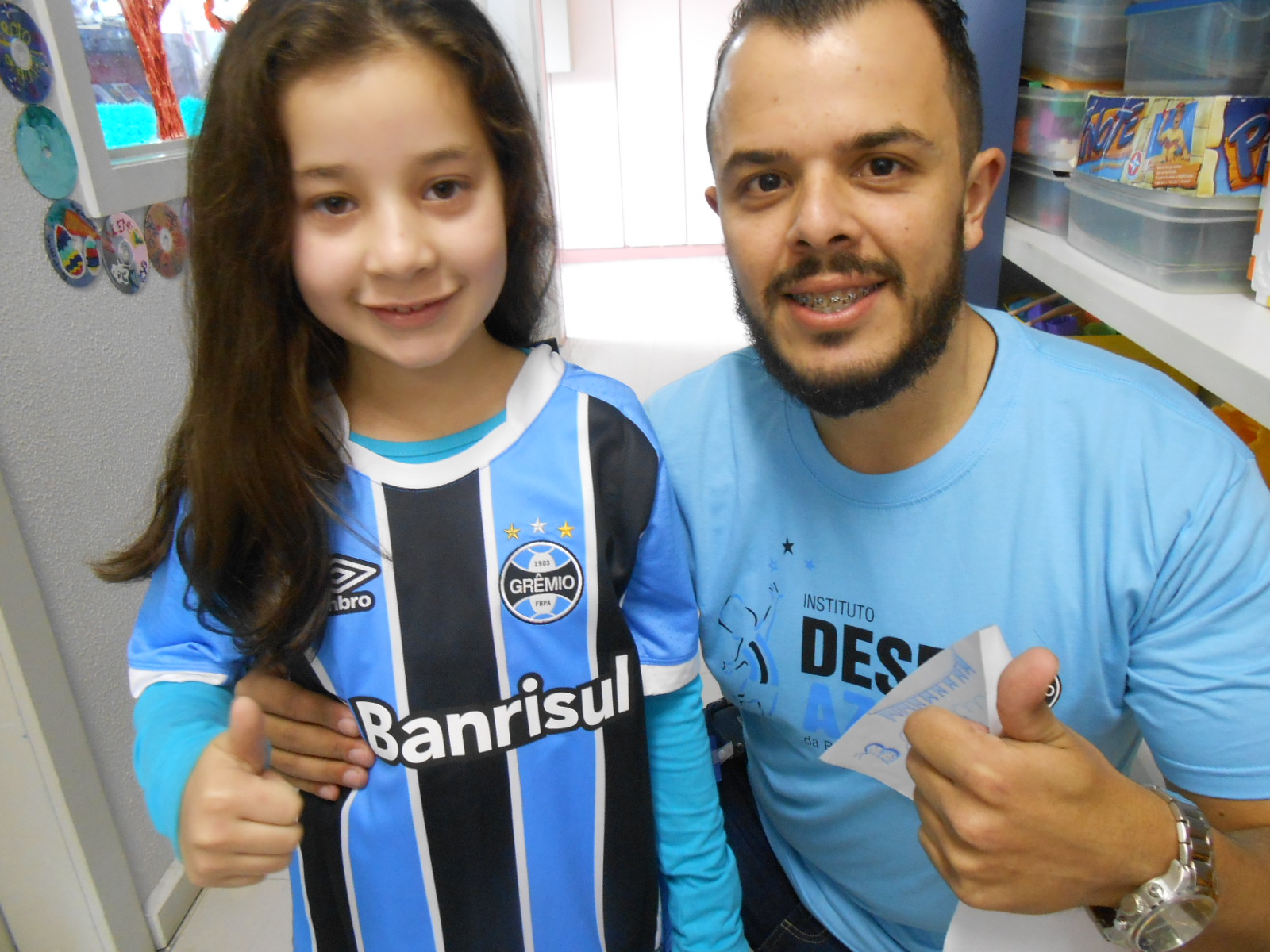 Camila faz tratamento no Hospital São Lucas da PUC. Um dos seus desejos era ganhar a camiseta oficial do Grêmio,o que foi possível com a colaboração do voluntário Jonathan Dias. E depois dos exames que terá que fazer e ficar bem boa Camila irá ver o Tricolor na Arena. Uma promessa.