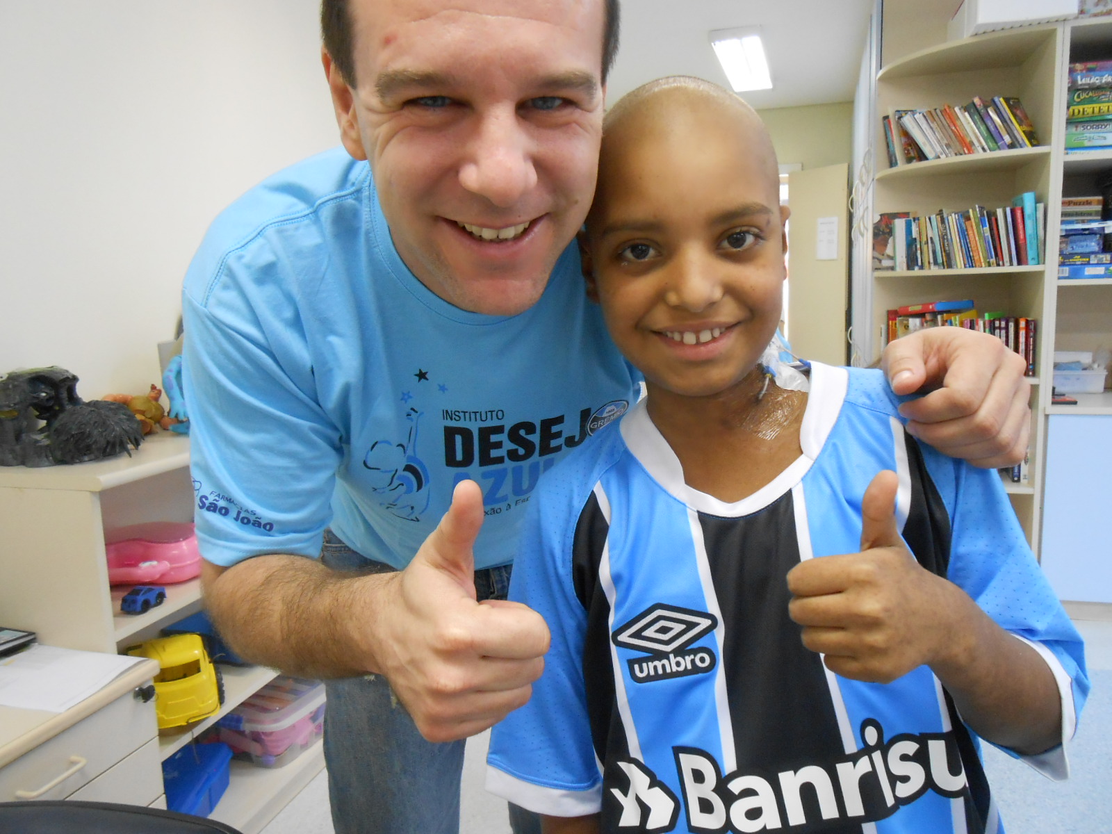 A torcida do Grêmio toda torce muito pelo Bernardo. E leva fé na sua recuperação. Com muita garra e coragem Bê vai fazendo seu tratamento no Hospital de Clínicas com muita disciplina para que em muito breve possa vestir a camiseta do Grêmio que ganhou do voluntário Márcio Spadim.