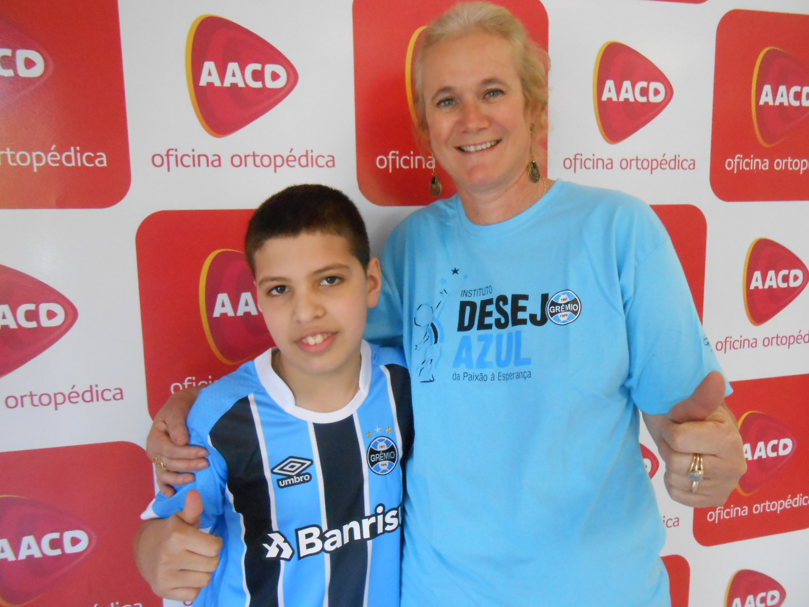 Antes de vibrar intensamente com a vitória e a classificação do Grêmio contra o Botafogo, Gustavo ganhou um presentão. O menino que faz tratamento na AACD ganhou da voluntária Vânia Cristina Scheidt o glorioso manto tricolor.