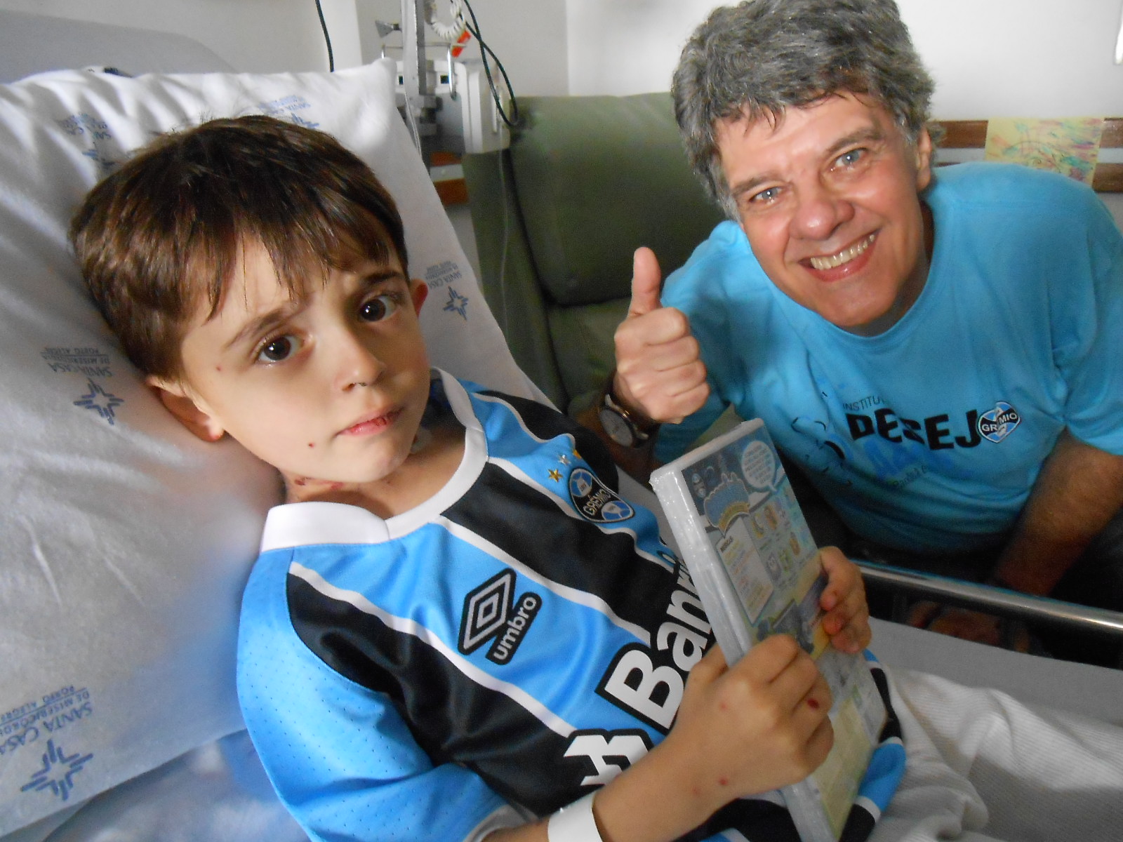 Erick faz tratamento no Hospital da Criança Santo Antônio. Até um pouco antes da chegada do Desejo Azul ao seu quarto estava abatido e receoso. Bastou o voluntário Cícero Pinheiro começar a abrir o pacote com o menino onde havia a camiseta do Grêmio seu semblante mudou. Força Érick estamos contigo !