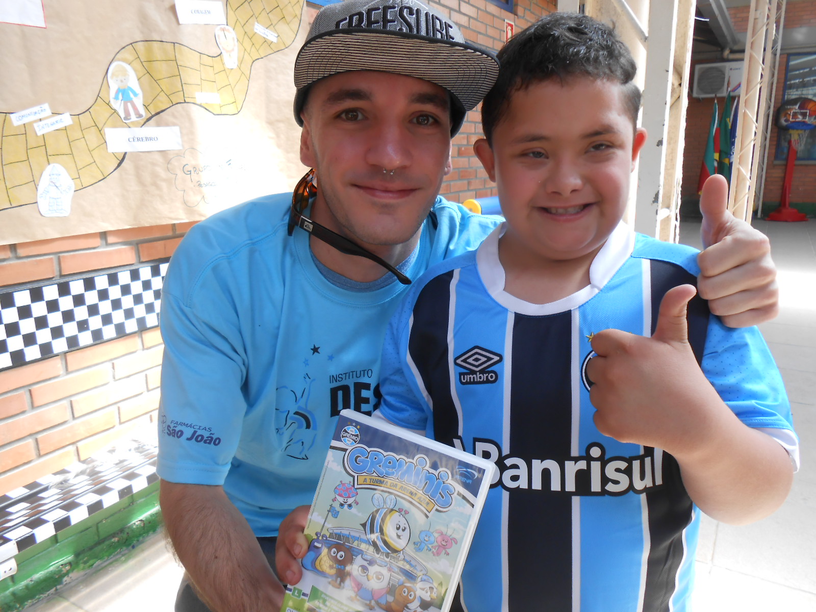 Ramon faz tratamento na APAE de Porto Alegre. É tão ou mais gremista quanto seu pai que foi vestido no dia da ação com a camiseta do Grêmio. E Ramon não cabia de tanta felicidade ao abrir seu presente do voluntário Thiago Escopelli e ver que dentro havia uma camiseta oficial do Grêmio.