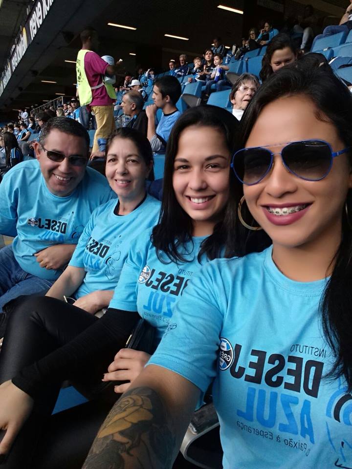 Devido às chuvas torrenciais que castigaram o final de semana a menina Manuella não pode comparecer ao jogo Grêmio x Chapecoense ontem na Arena. Outras oportunidades terá a Manuella de ver o seu tricolor como ela tanto deseja. Mas os voluntários fizeram a sua parte e estavam lá Bibiana Correa, Rui César Lemos, Alessandra Willand e Lourdes Pereira da Silva.