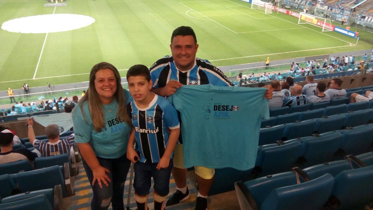 Gustavo faz tratamento na AACD. Foi uma das primeira crianças daquela instituição a ganhar sua camiseta do Grêmio. Gustavo cresceu e está cada dia melhor e pediu uma camiseta nova. E além de ganhar a camiseta semana passada foi também na Arena ver de perto a grande classificação do Tricolor na Libertadores na vitória sobre o Botafogo por 1 x 0. Participação dos voluntários Diego Florinda e Daiane Izoton.