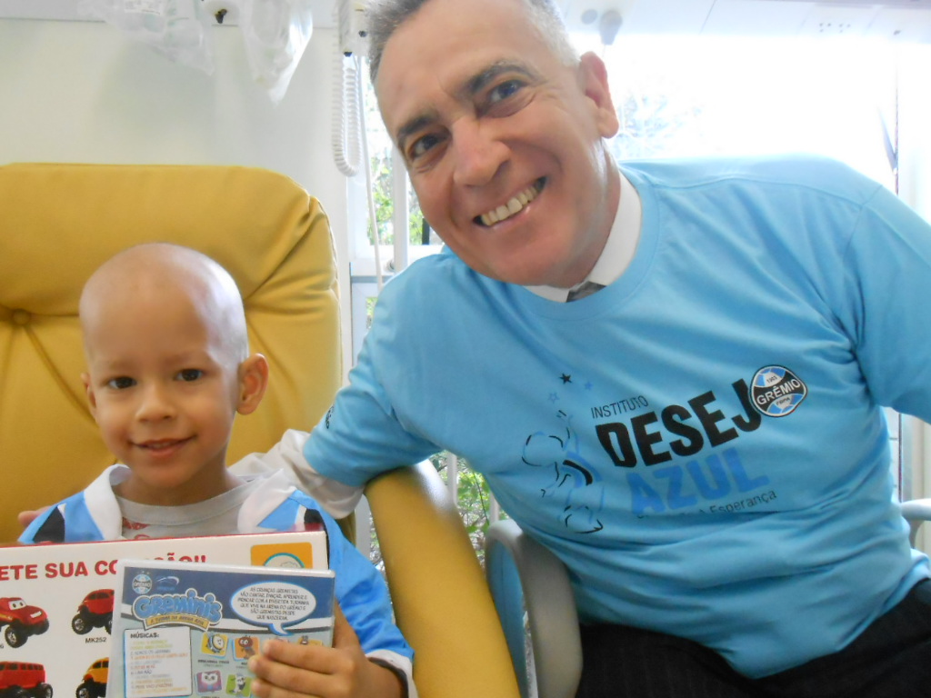 Manoel faz tratamento no Hospital Conceição. Um menino lindo, alegre, uma simpatia! Além disso um guerreiro tricolor. Em nome do Manoel queremos desejar a todas as crianças que passam por uma dificuldade em suas vidas uma palavra da carinho, amor e esperança . Que continuem perseverando que com a força de Deus, da medicina e o apoio dos seus pais e responsáveis tudo dará certo, Manoel ganhou sua camiseta do Grêmio do voluntário Paulo Airoldi.