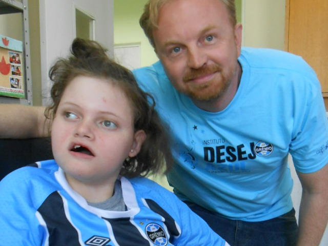 Yasmin faz tratamento na Kinder. É uma menina que tem o carinho todo especial de todos naquela instituição, principalmente de suas professoras. Yasmin deseja ganhar uma camiseta oficial do Grêmio que foi possível com a colaboração do voluntário Christian Ziege.