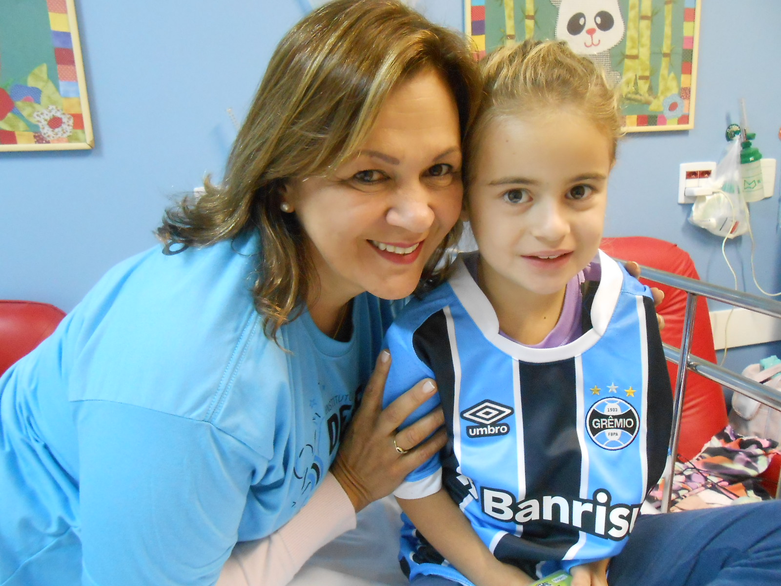 Luana está fazendo tratamento no Instituto de Cardiologia. E num dos dias mais importantes da sua vida, ou seja, no dia da sua alta essa gremista ganhou da voluntária Janice Kunrath Brustolin a camiseta oficial do Grêmio .