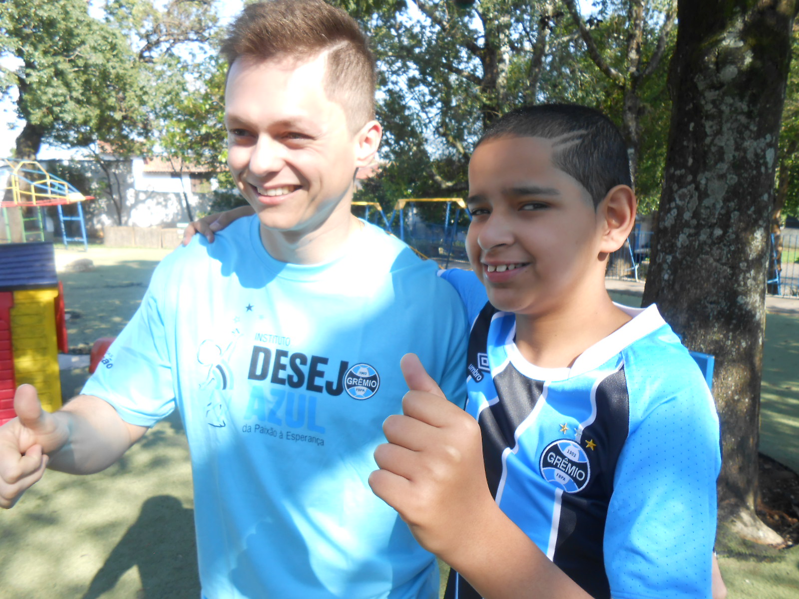 Erick tem 11 anos e faz tratamento na Escola de Educação Especial Nazaret APAE-Poa. Está há 4 anos nesta instituição com melhoras diárias e progressivas. Erick é um grande gremista que assim como toda nação tricolor está de olho na Libertadores. O menino ganhou sua camiseta oficial do Grêmio do voluntário Felipe Moro.