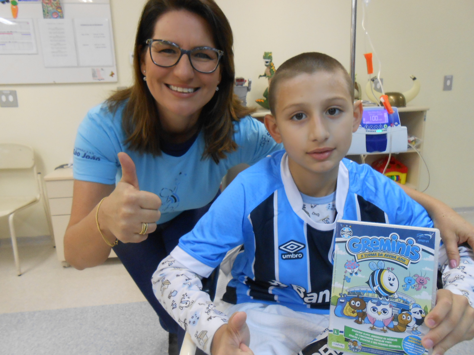 Ítalo faz tratamento no Hospital de Clínicas. É um gremista de muita raça que está enfrentando os problemas de cabeça erguida. E não há dúvidas vai sair campeão. Italo ganhou a camiseta oficial do Grêmio da voluntária Cláudia Flores.