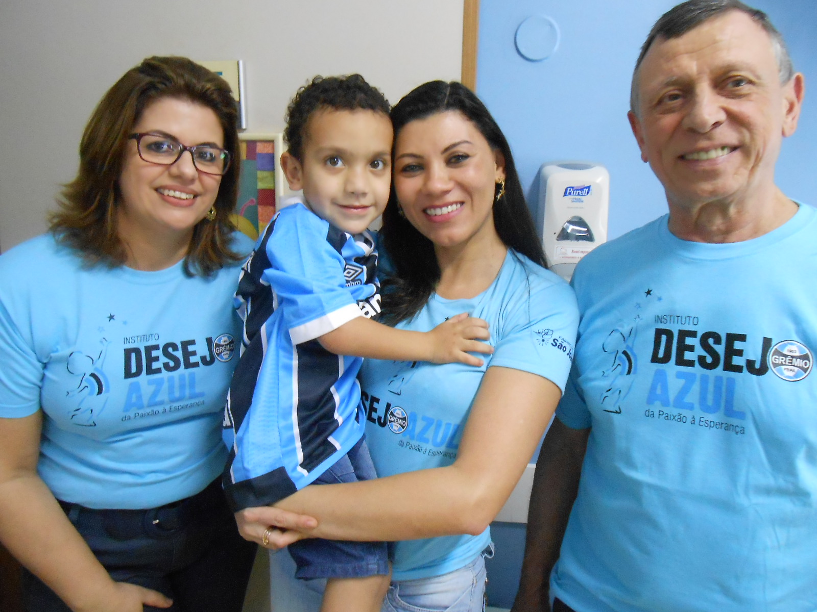 Foram mais de 25 crianças. Ninguém ficou sem ganhar um presente , um sorriso, uma palavra de afeto e carinho na ação de hoje em homenagem ao Dia da Criança no Instituto de Cardiologia. Em especial o menino Daniel que ganhou sua camiseta oficial do Grêmio e saiu todo feliz exibindo seu presente a todos os presentes. Participação dos voluntários Celso Rigo, Márcia Regina Freitas, Alessandra Figueiró e Fábio Mundstock.