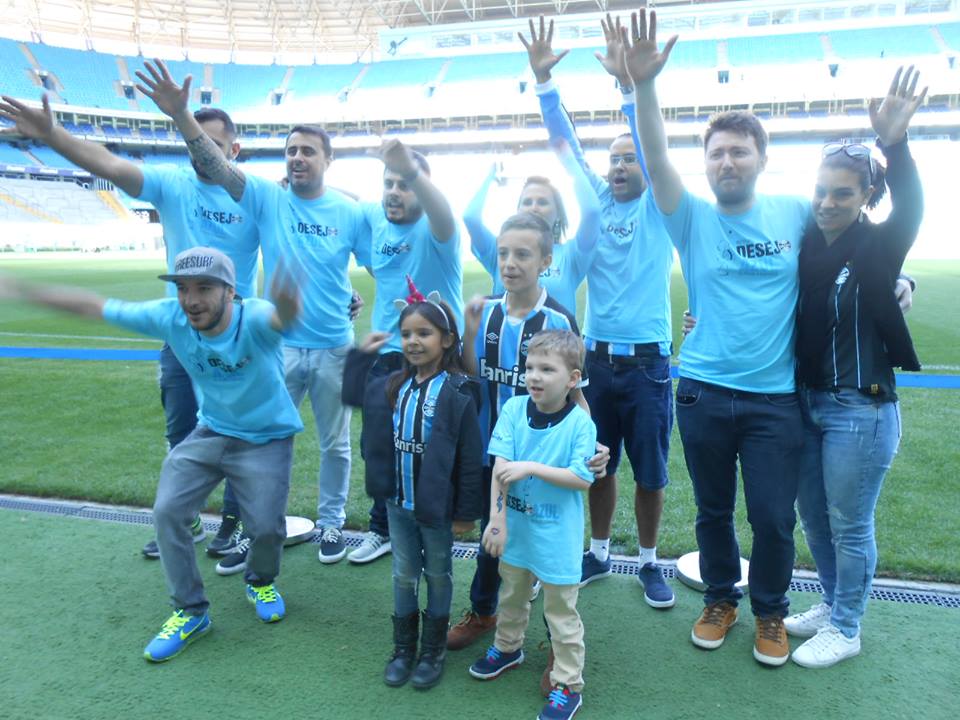 Na última terça-feira aconteceu mais um um tour do Grêmio com as crianças e voluntários do Desejo Azul. Foram conhecidas o auditório, zona mista, vestiário, gramado e ainda foi passado um sensacional video. Presenças dos voluntário Simone Donner, André Oliveira, Thiago Escopelli, Marcelo Gliardi, e Dirceu, Gabriel e Lemos.