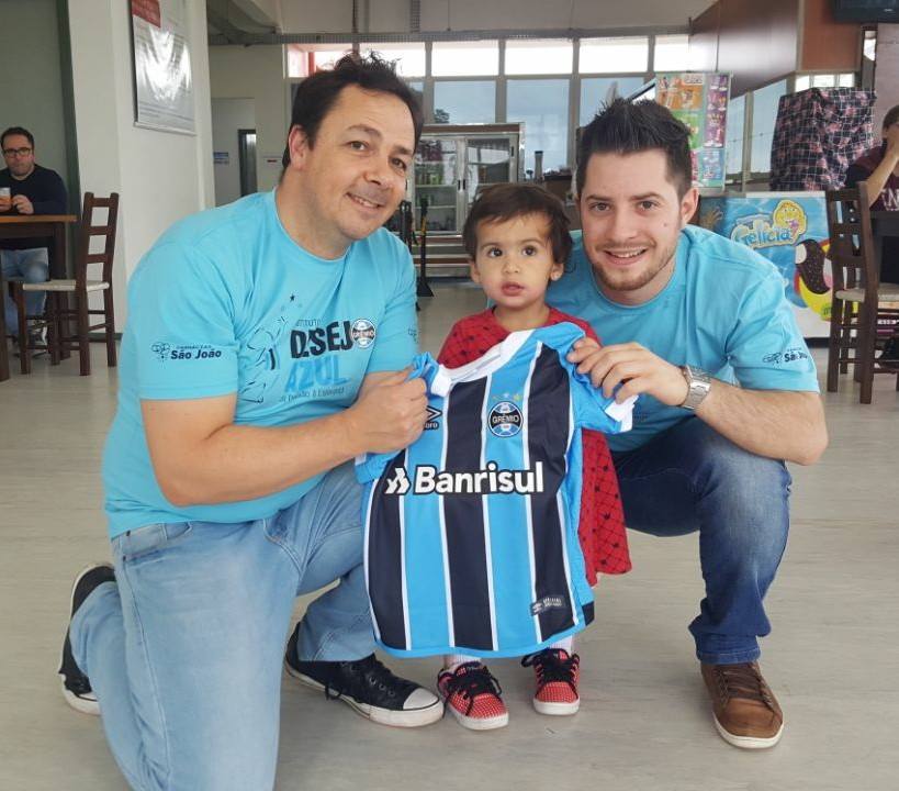 Essa gracinha de gremista tem 3 anos e se chama Valentina. Mora em Erechim e faz tratamento de saúde nesta cidade. Pela foto já dá para ver que é uma querida e doce menina. Além do mais é gremista. Valentina ganhou sua camiseta do Grêmio do voluntário Antônio Esperança.