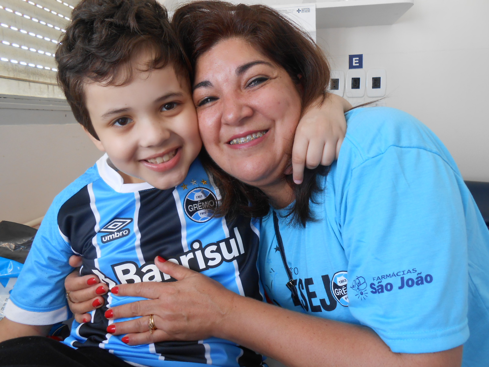 Paulo Henrique faz tratamento no Hospital São Lucas da PUC. Passou o final de semana todo ansioso para que chegasse finalmente esta segunda-feira e receber o presente tão esperado : a camiseta oficial do Tricolor. Paulo Henrique teve seu desejo atendido pela voluntária Sandra Morellato