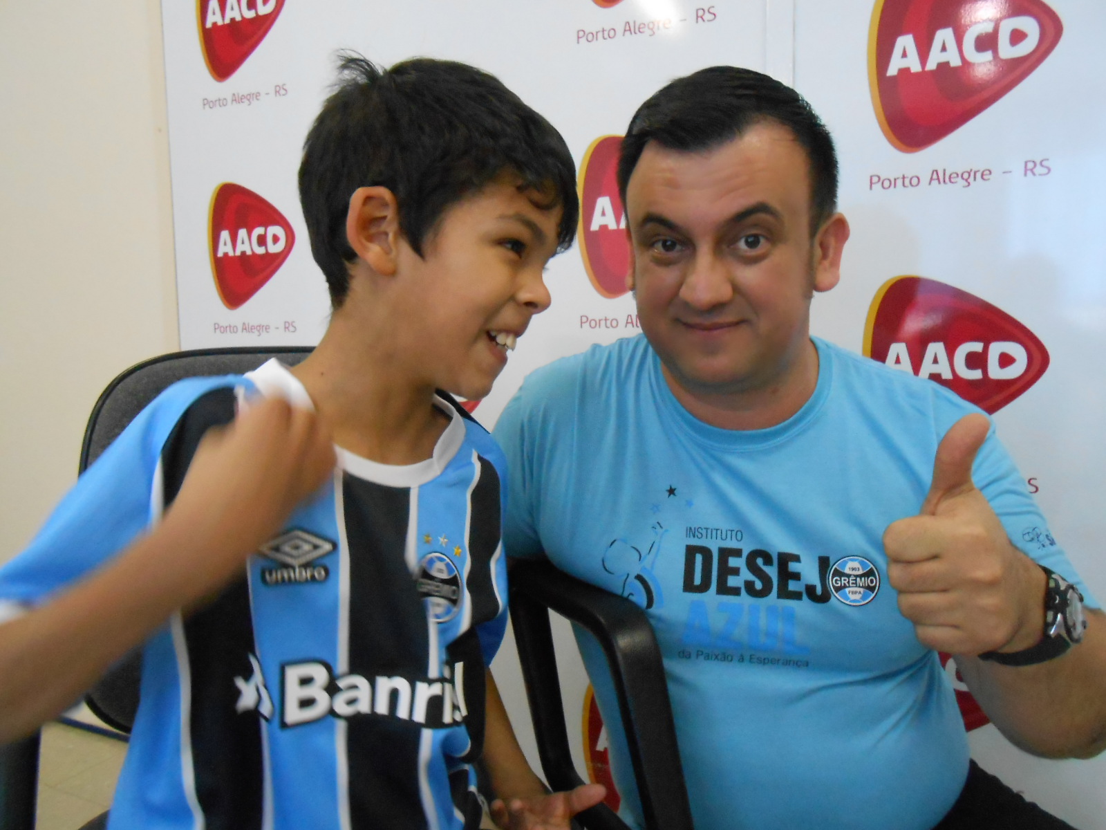 Gabriel tem 11 anos e faz tratamento na AACD. O entusiasmo e a alegria desse menino para que chegasse finalmente o grande dia e ele ganhasse sua camiseta do Grêmio era do tamanho da Arena. Gabriel sorria como se comemorasse o gol do Cícero ! O menino ganhou a camiseta oficial do Grêmio do voluntário Marlos Oliveira.