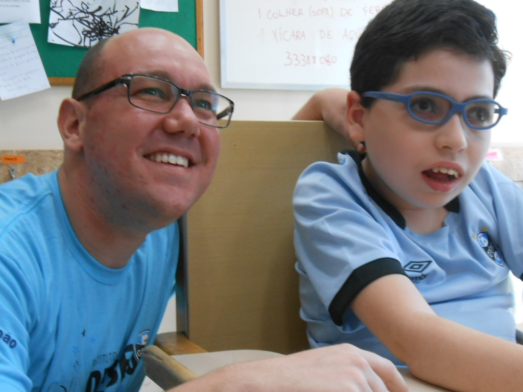 Nikolas faz tratamento na Kinder. É um gremista muito especial e que cativou a todos nomento da ação. Nikolas sorria muito e do seu jeitinho meigo deixou a todos emocionados. O menino ganhou a camiseta oficial celeste do Grêmio do voluntário Artur Mores.