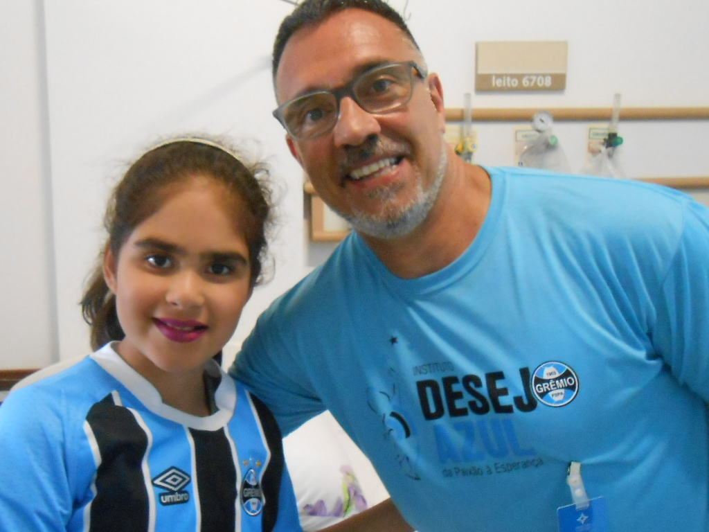 Depois de ganhar alta Isabelle assistiu em casa a classificação do seu Grêmio para a final da Libertadores. A menina que faz tratamento no Hospital da Criança Santo Antônio ganhou sua camiseta oficial do Grêmio do voluntário Cesar Augusto Fernandes.