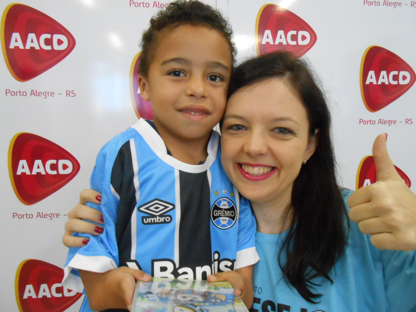 E ontem foi o grande dia do carismático Ronald. O tricolor que faz tratamento na AACD ganhou sua camiseta oficial do Grêmio. Hoje poderá em sua casa torcer como nunca pelo seu Grêmio na final da Libertadores. A ação contou com a colaboração da voluntária Betina Kopper.