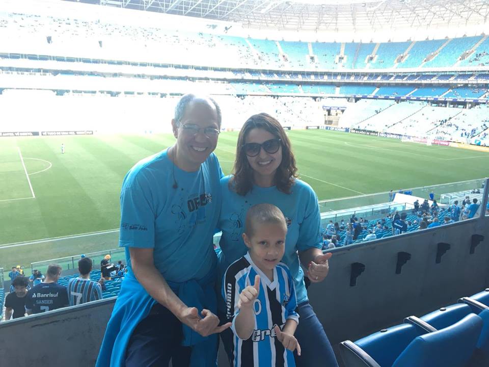 Depois de uma duradoura convalescença finalmente chegou o grande dia para o pequeno Matheus. Ele finalmente conseguiu ver um jogo na Arena, algo que ele e sua familia tanto almejavam. E quem proporcionou essa grande emoção foram os voluntários Christiane Matos e João Barroso.