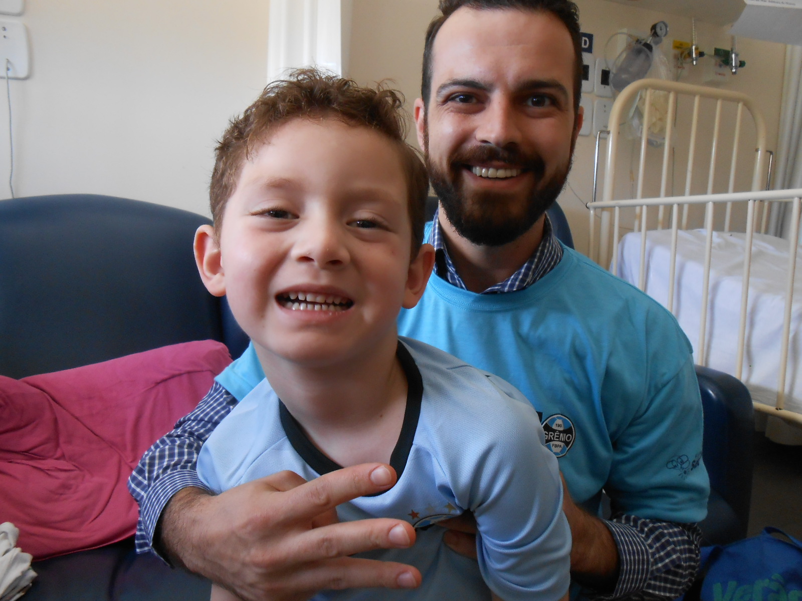 Miguel faz tratamento no Hospital São Lucas da PUC,. Esse menino é um gremistão ! Acompanha tudo do Tricolor, e está ansioso pela estreia do Grêmio no Mundial de clubes. Miguel ganhou sua camiseta do Imortal com a colaboração do voluntários Diego da Rosa.