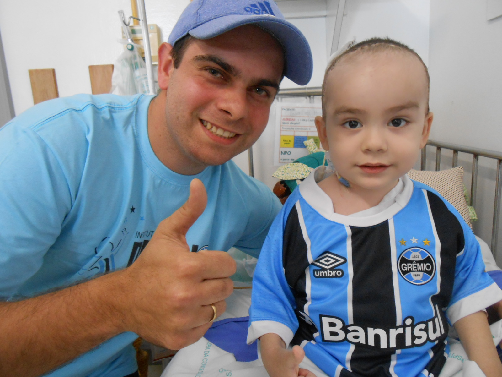 Matheus tem três aninhos e está fazendo tratamento no Hospital Conceição desde outubro. Está lutando muito como um bom gremista que é . Um pouco antes da ação Matheus dormia, mas quando viu o presente que o voluntário Gian Ferreira trazia nas mãos, reagiu, abriu um sorriso e vestiu a camiseta tricolor. Toda torcida gremista torce por ti pequeno tricolor.