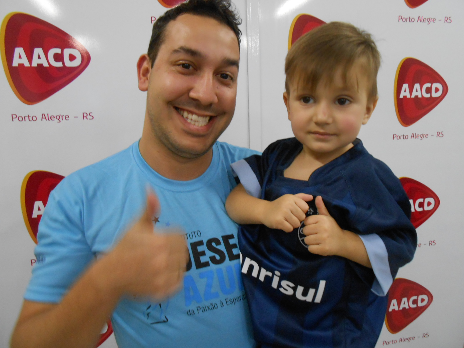 É impossível não se emocionar com a esse gigante gremista chamado Davi. Um menino carismático, querido e valente . Que dia a dia supera seus obstáculos e vai sair campeão como o Grêmio. Davi ganhou sua camiseta do Grêmio com a colaboração do voluntário Guilherme Carcuchinski.