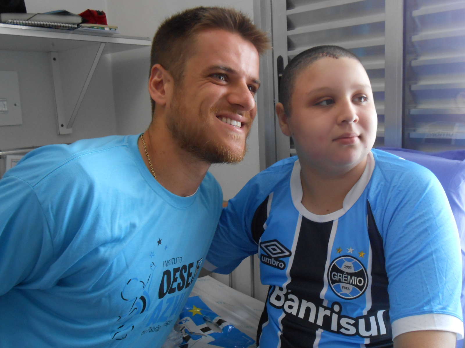 Eli Eduardo faz tratamento no Hospital Conceição. E nada melhor para levantar o ânimo, o astral e dar uma injeção de positivismo e esperança ao garoto do que a presença do Tricampeão da América Ramiro Benetti. Ramiro que é afeito às causas sociais como poucos demonstrou toda solidariedade e levou para o Eli Eduardo a camiseta oficial do Grêmio. Força garoto, tu vai sair campeão.