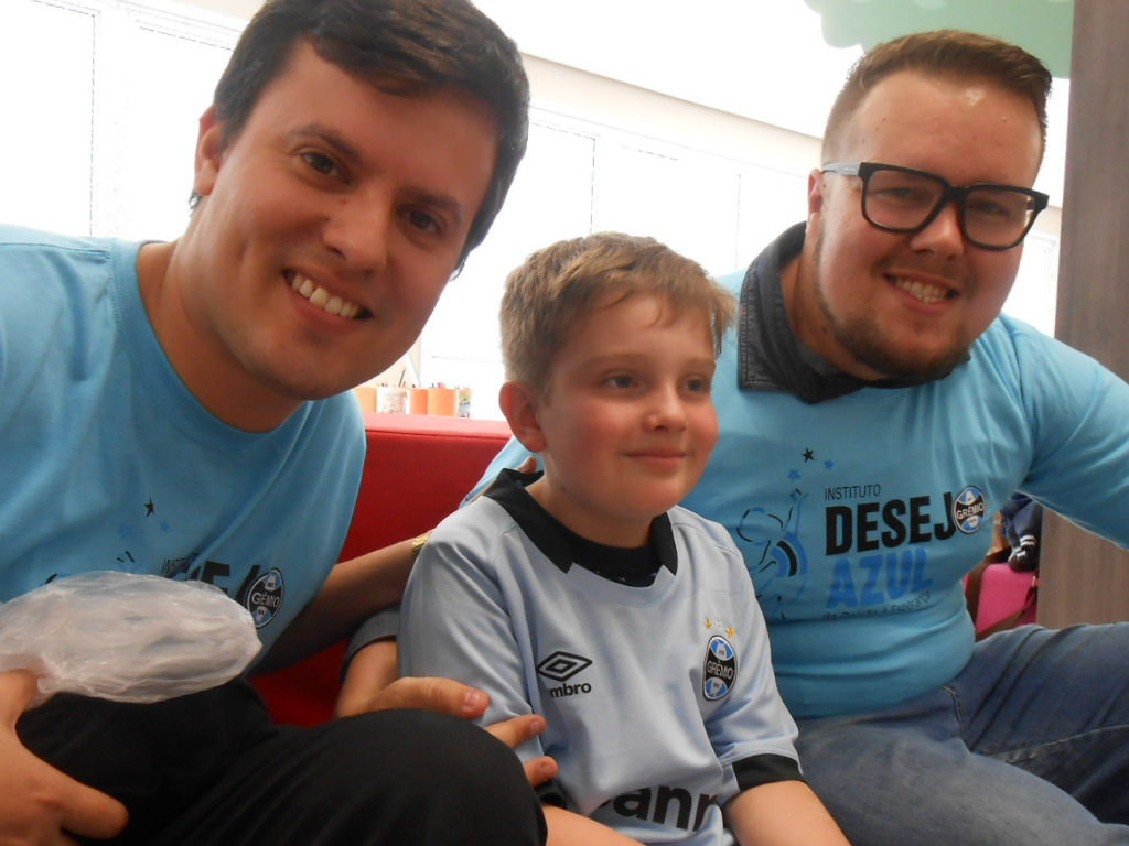 O Mundial está chegando. E toda a torcida gremista espera a chegada do Bi !Principalmente o gremistão Cauã que faz tratamento no Instituto do Câncer Infantil e não via a hora de ganhar sua nova camiseta do Grêmio. Colaboraram nesta ação os voluntários Reinaldo Larrossa e Lucas Winckler.