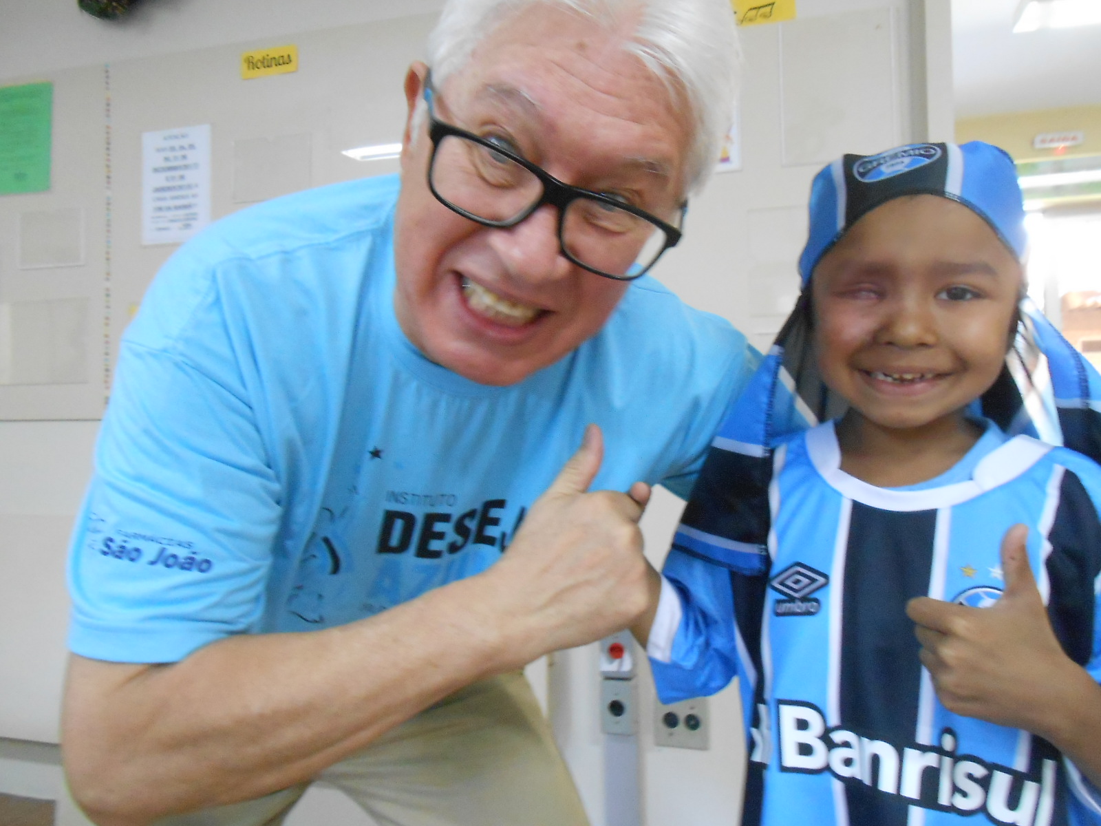 Na última ação de 2017 quem foi o vencedor foi o Kevin que está hospedado na Casa de Apoio do Instituto do Câncer Infantil. Uma simpatia de menino e um gremista entusiasmado Kevin vibrou muito ao receber a camiseta oficial do Grêmio do voluntário César Pacheco. Quem em 2018 seja um ano de muita saúde e esperanças renovadas para o Kevin e de muitas conquistas e vitórias para nosso tricolor.