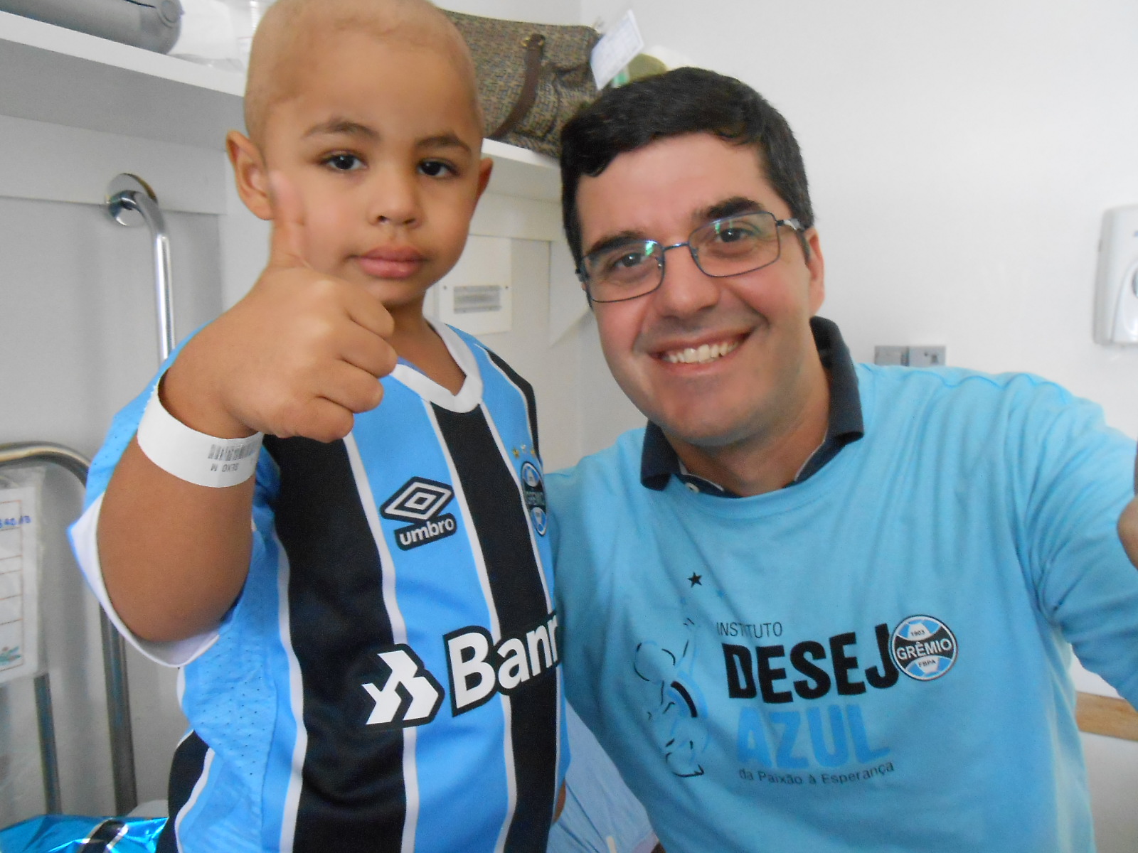 Peterson, 5 anos , faz tratamento no Hospital Conceição. Um dia antes de ganhar a tão aguardada e esperada alta levamos uma grande surpresa para esse bravo gremistão. Com a colaboração do voluntário Rafael Mosquetti entregamos para o Peterson a camiseta do Tricolor que amanhã vai conquistar o planeta.