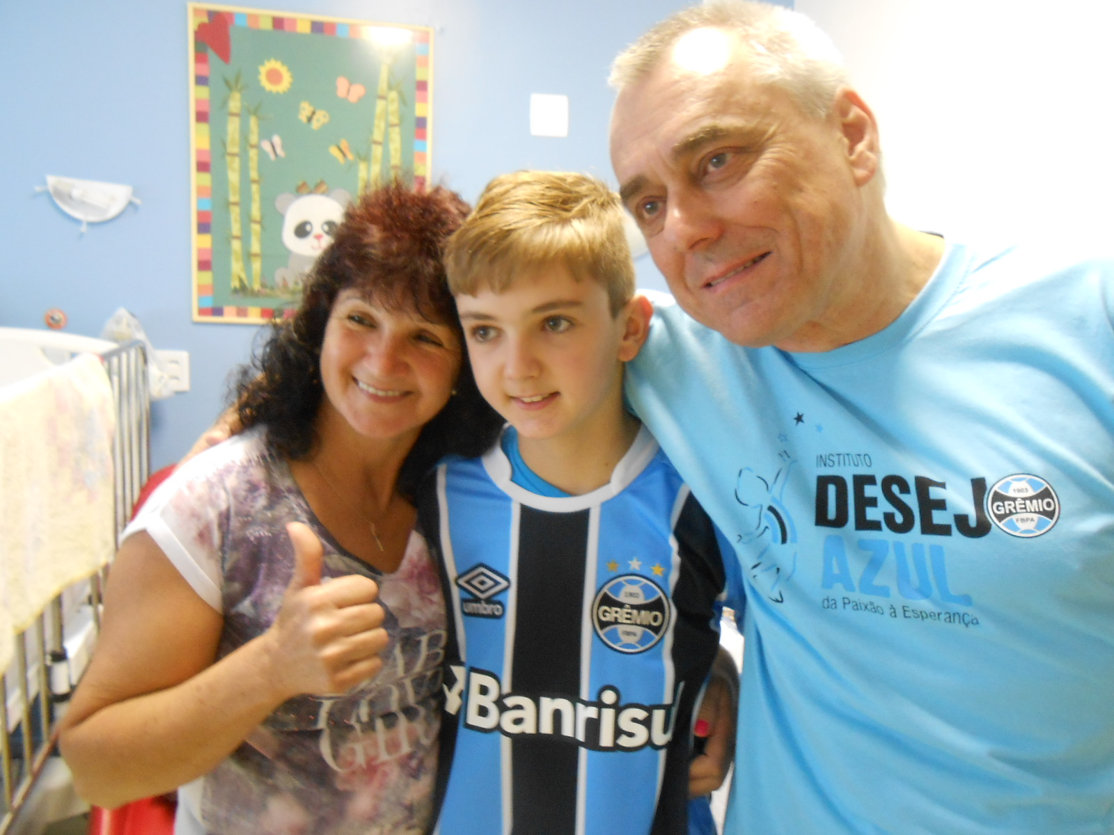 Gustavo está fazendo tratamento no Instituto de Cardiologia. Será feita uma pequena correção no seu coração tricolor. Depois vida normal para o Gustavão aproveitar a vida e ter mais tempo para curtir o tricampeão da Libertadores. O menino ganhou a camiseta oficial do Grêmio do voluntário Nestor Hein.