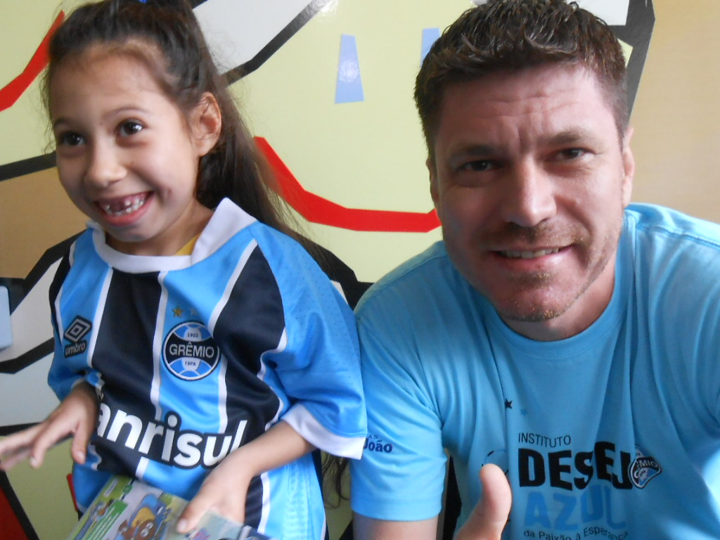 Natal azul , campeão da América e feliz passou a Kaiane e sua família. Esta gremista que faz tratamento no Educandário São João Batista ganhou do voluntário Marcelo Hunter além de um dvd dos Greminis a camiseta oficial do Grêmio. Parabéns Marcelo, parabéns Kaiane , feliz Natal a todos gremistas !