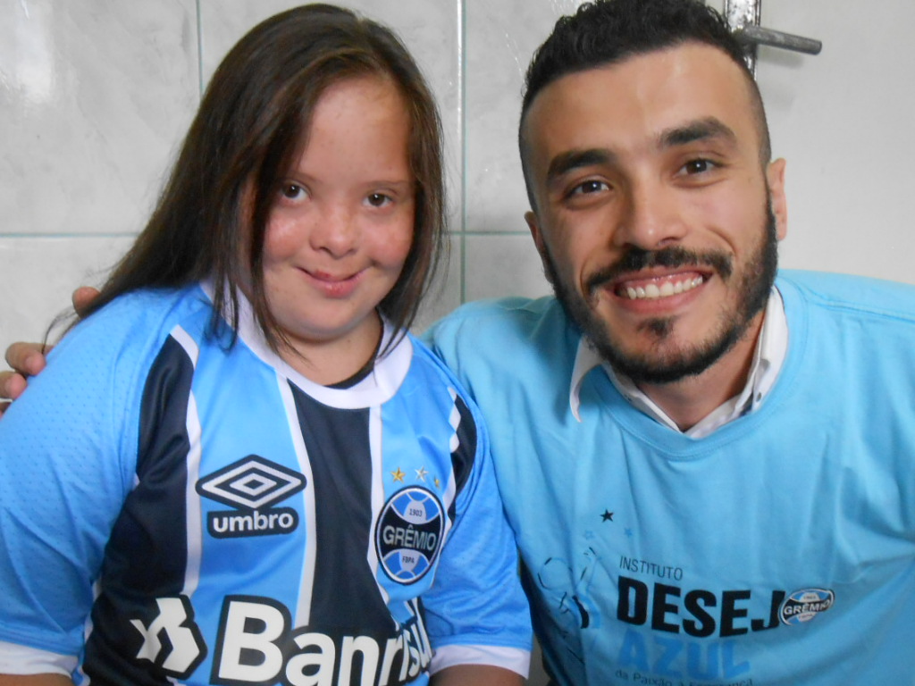 Vitória. Um nome que se confunde com a própria história do Tricolor. Pois essa menina de 15 anos que faz tratamento na APAE de Canoas estava na fila para receber sua camiseta há um bom tempo. E hoje finalmente chegou o seu grande dia. Com a colaboração do voluntário Henry Ribeiro levamos para a menina uma camiseta oficial do tricolor.