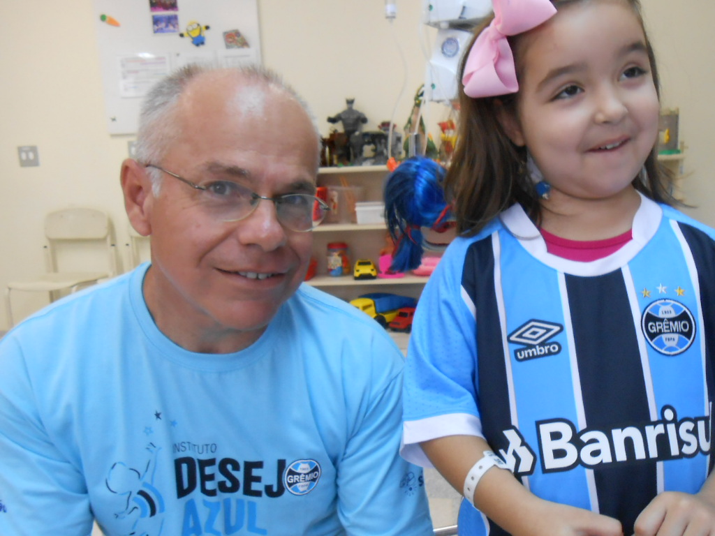 Antonella está internada no Hospital de Clínicas . Está iniciando o seu tratamento que com certeza será um sucesso. Isso porque a menina tem a garra e a força de uma gremista e sairá campeã. Antonella ganhou sua camiseta do Grêmio do voluntário Túlio Nunes.