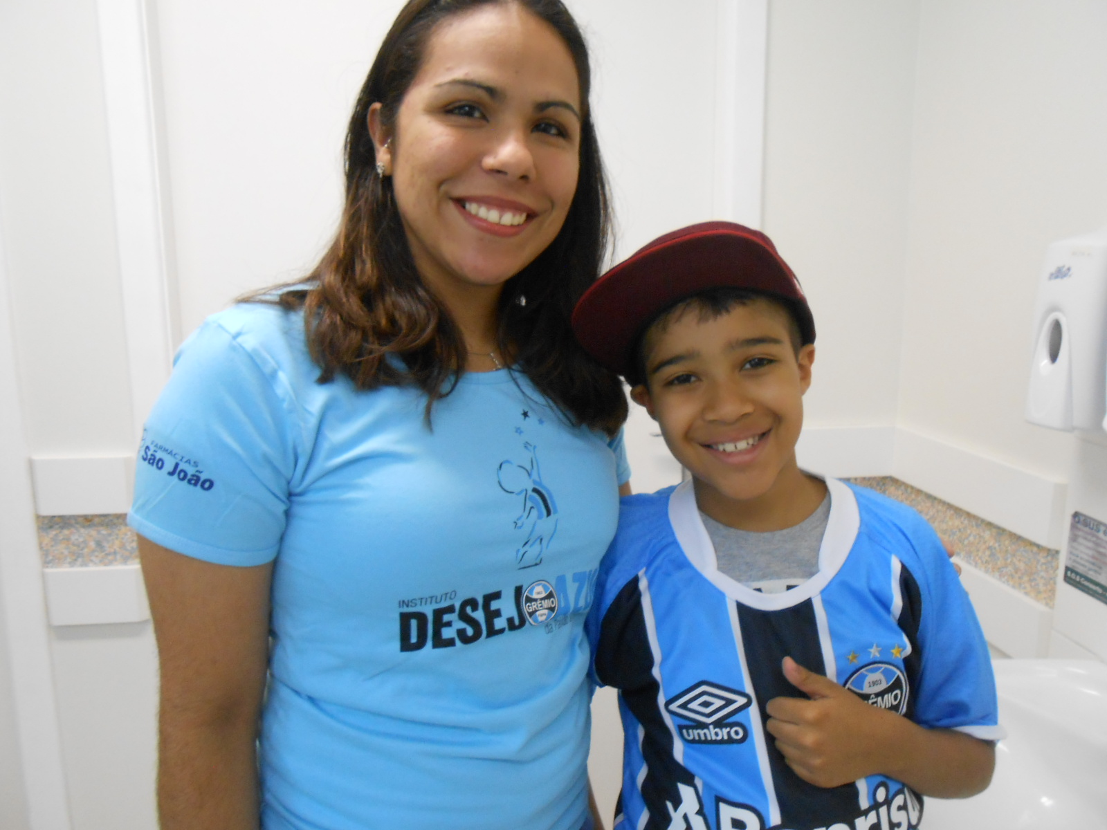 Gustavo está começando seu tratamento no Hospital Conceição. Ainda vibrando muito com o tri da América , levamos a este grande gremista um presentão que irá proporcionar da sua paixão à esperança de sua recuperação. Com a colaboração da voluntária Aline Dantas entregamos a ele uma camiseta oficial do Imortal. Estamos torcendo por ti Gustavão !