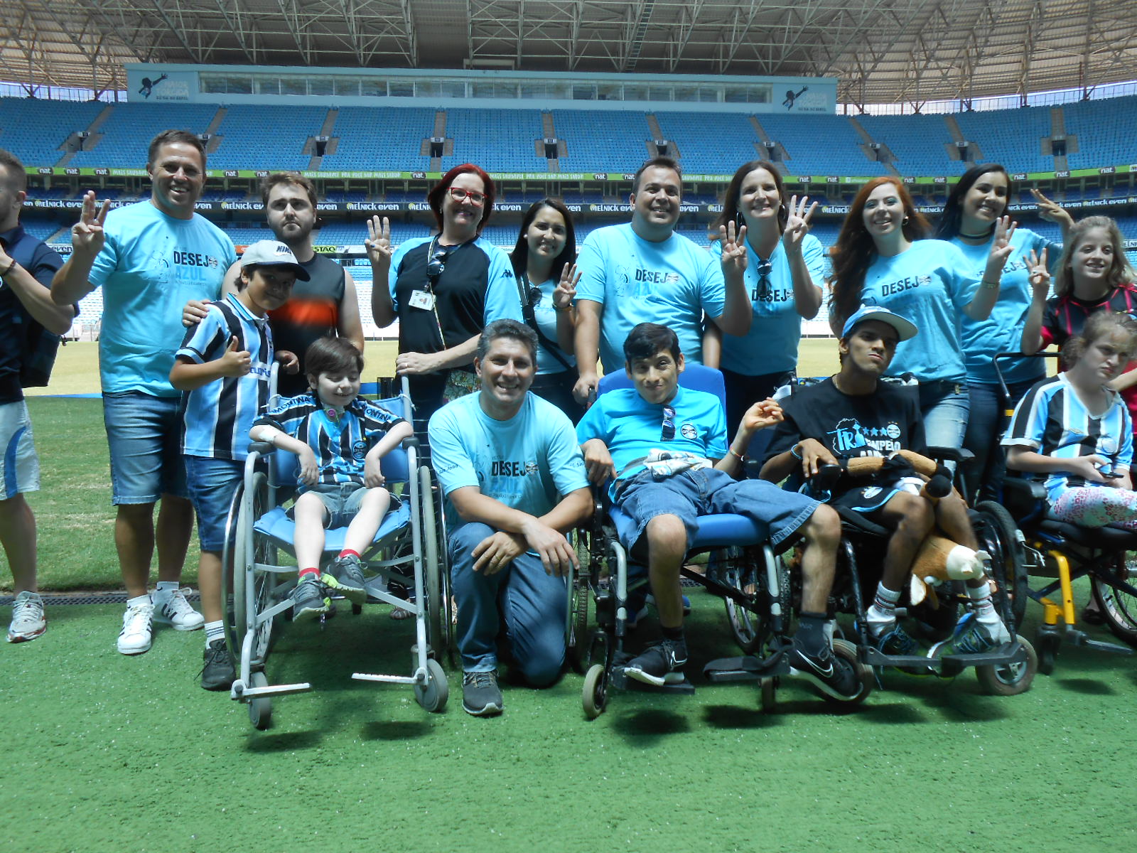 Nesta terça à tarde realizamos o primeiro tour do ano de 2018 com as crianças e voluntários do Desejo Azul. Sempre é uma emoção renovada visitar a casa do Tri campeão da América. Participaram da ação os voluntários Daniela , Paulo Cesar Timm, Jéssica Santelmo, Leandro Domingues, Emanuele Sensi, Adriano Barbosa e Raquel Moreira.