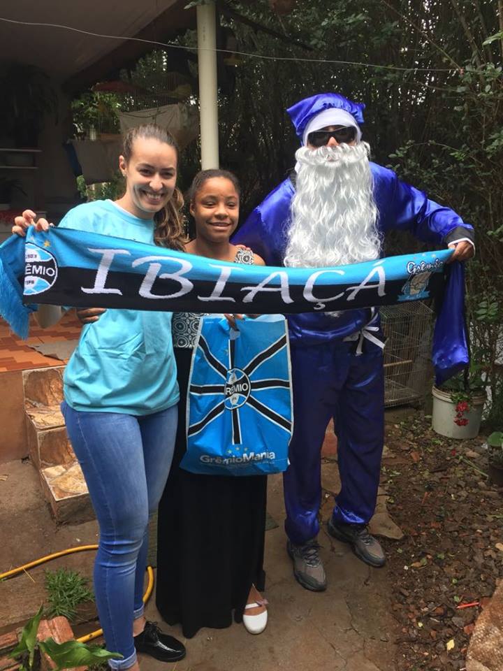 Já é tradicional em Ibiaçá /RS o Natal dos Gremistas da cidade. Uma grande festa onde são distribuidos presentes para as crianças que enfrentam problemas de saúde , como também carentes daquela cidade. Crianças como a menina Jaine que ganhou sua camiseta do Grêmio da voluntária Karina Bizotto