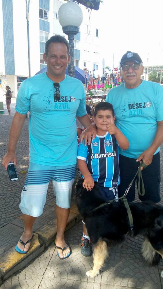 Gustavo mora em Torres. Há 5 anos quando tratava de sua enfermidade em Porto Alegre pediu e ganhou sua camiseta do Grêmio do Desejo Azul. Levamos uma palavra de fé, esperança, solidariedade e paixão pelo Tricolor. Hoje Gustavoestá praticamente curado e levamos a ele com a ajuda dos voluntários Rodrigo Christini e Ruy Christine Júnior uma camiseta do Grêmio para celebrar e comemorar esse grande momento.