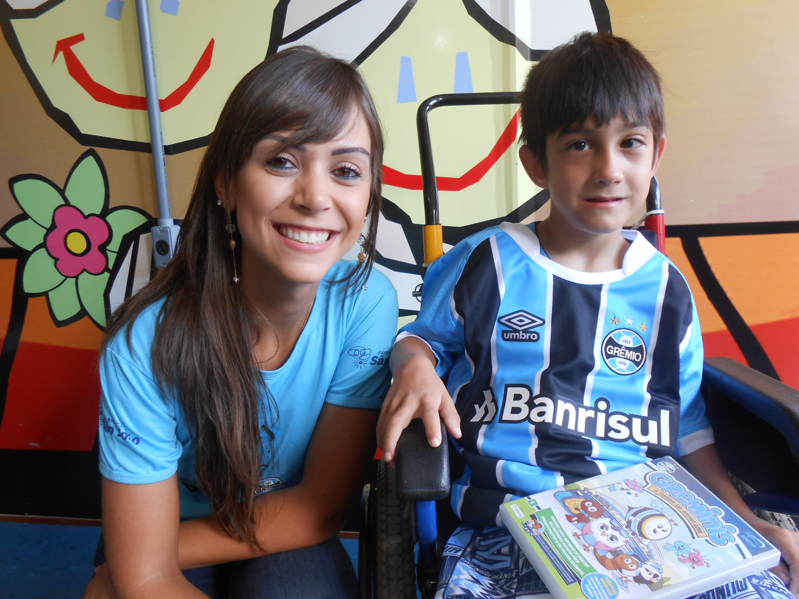 Guilherme faz tratamento no Educandário São João Batista. Tinha como um dos seus sonhos ganhar uma camiseta oficial do Tricolor. E aproveitando que estava de aniversário levamos com a colaboração da voluntária Annelise Marquet a camiseta do campeão do Rei de Copas. Parabéns Guilherme, saúde e muitas vitória na tua vida