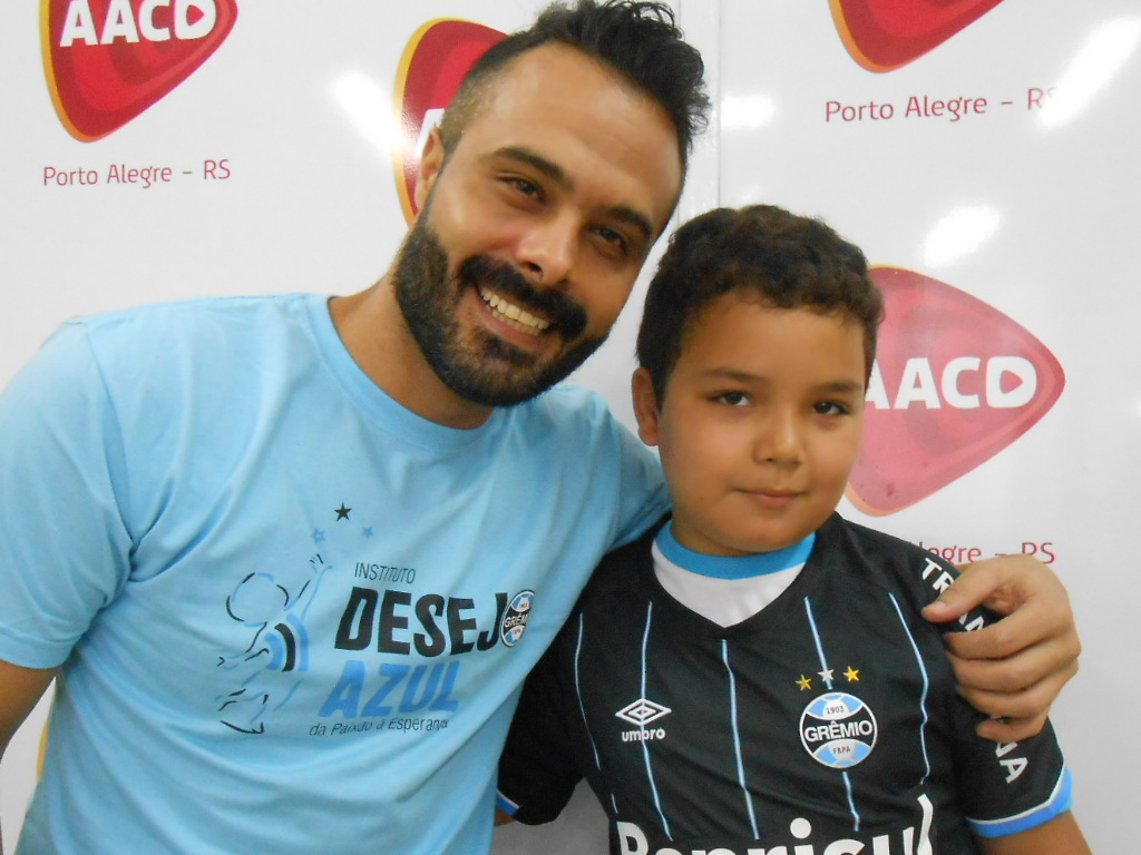 Cauã tem 9 anos e faz tratamento na AACD. Assim como a sua mãe o menino é fanático pelo Grêmio. Não perde de assistir um jogo sequer. O menino que estava acompanhado da sua avó no momento da ação ganhou a camiseta do Grêmio do voluntário Diego Calin.