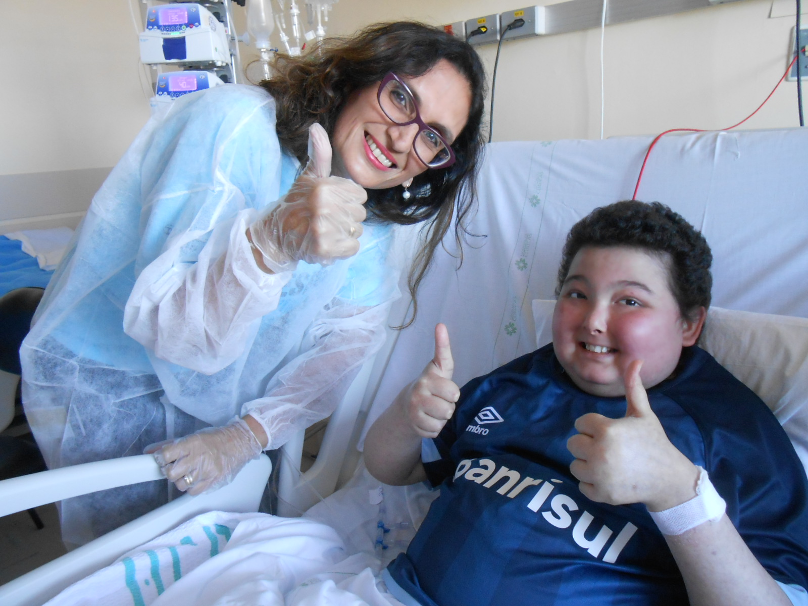 Joana tem 11 anos e faz tratamento no Hospital de Clínicas. É uma batalhadora, uma guerreira e uma campeã como o seu time do coração, o Grêmio. Além disso pé quente que é ganhou a sua camiseta da voluntária Daniela Kraemer depois de mais um grande título do Tricolor. Força Joana, a torcida tricolor está ao teu lado !