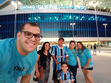 Cléberson já havia ganho uma camiseta do Grêmio do Desejo Azul em 2015. Faltava realizar outro grande sonho do menino, ver o Grêmio jogar na Arena. E com a colaboração dos voluntários Luis Rodolfo Guedes, Livia Regina Hennigen Guedes e Géssika Dassi levamos Cléberson e sua familia para assistirem Grêmio x Cruzeiro.