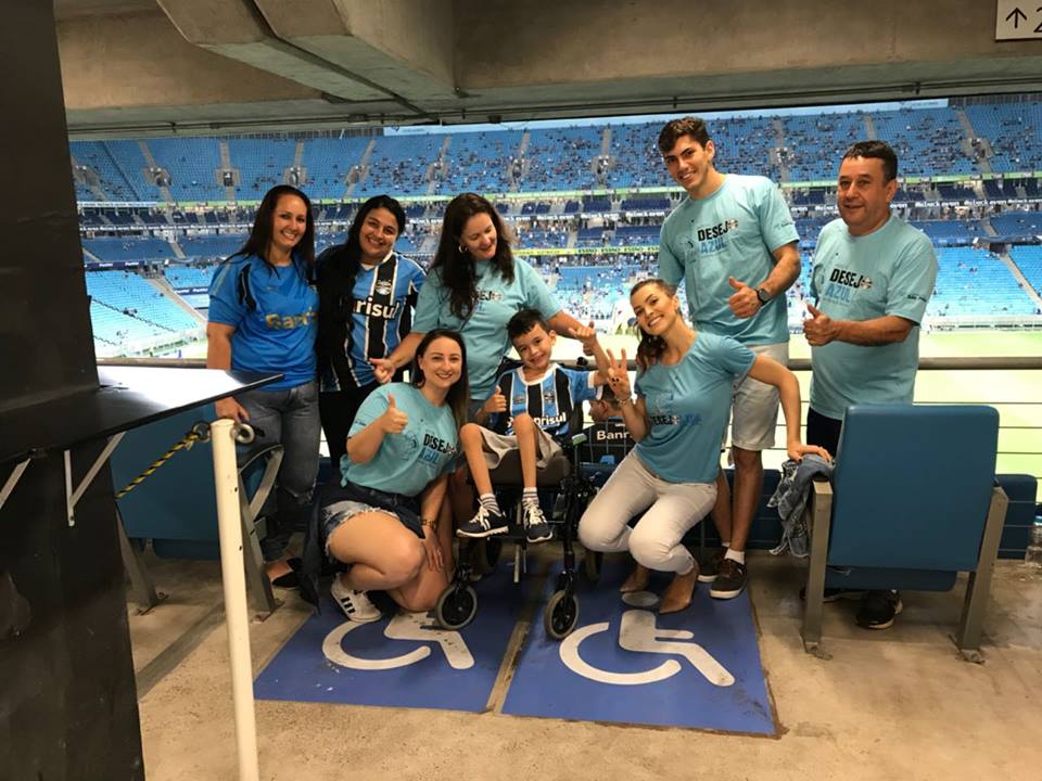 Pablo Henrique faz tratamento na AACD. TInha muita vontade de conhecer a Arena e ver o Imortal Tricolor jogando na sua frente a ao vivo. Na noite de ontem Pablo e sua família foram ver Grêmio x Brasil de Pelotas e assistiram mais uma vitória do tricolor. Participaram nesta ação como voluntários Letícia Kuhn , Tarso Alexius Vecchi, Maidi Schneider, Lino Moura e Cláudia Paula Stieger.