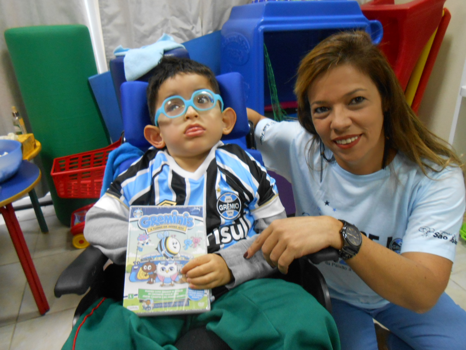 Kauê tem 5 anos e faz tratamento na Kinder. O menino segundo sua mãe é tão gremista que seu óculos tem que ser azul. E ele adora o Grêmio. Kauê ganhou sua camiseta oficial do Tricolor da voluntária Tatiane Melo.