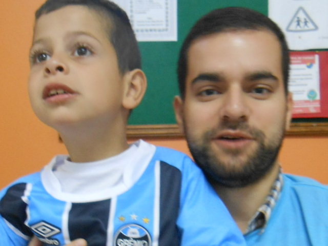 Kalleu faz acompanhamento na APAE Nazareth em Porto Alegre. No mundo agitado e cheio de sonhos do menino três cores predominam o azul, o preto e o branco. Kalleu ganhou sua camiseta oficial do Grêmio do voluntário Eduardo Cardoso.