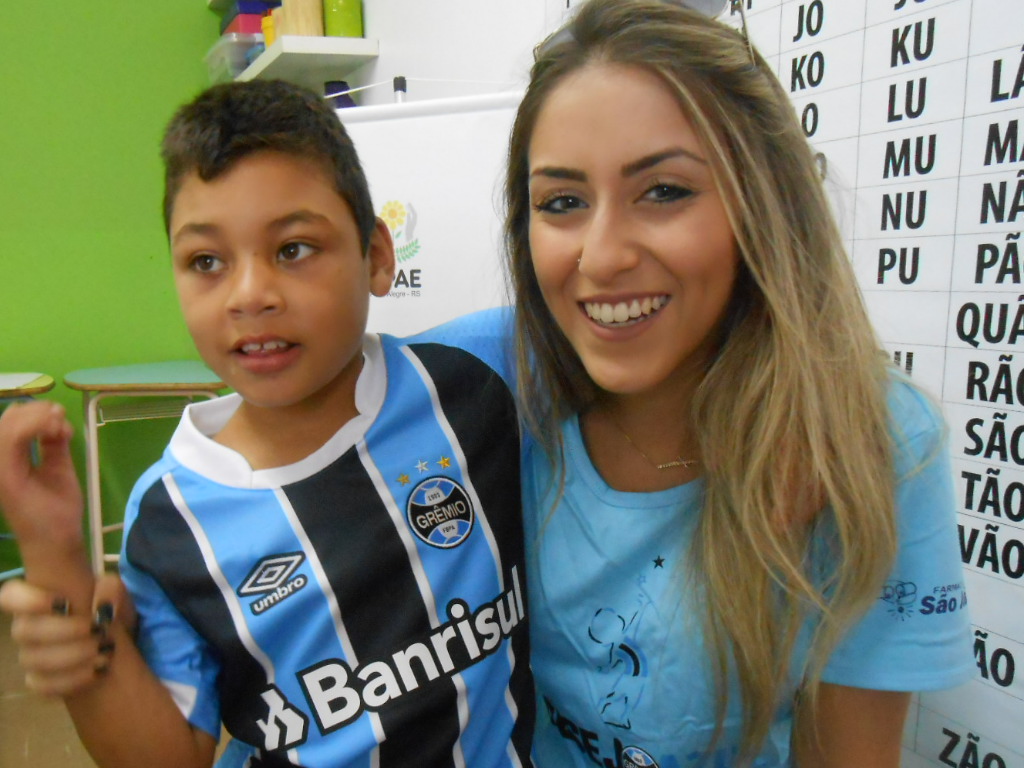 Éverton faz acompanhamento na APAE Nazaret em Porto Alegre. Uma das palavras que o menino mais fala é Grêmio. Everton ganhou sua camiseta oficial do Tricolor da voluntária Francini Oliveira.