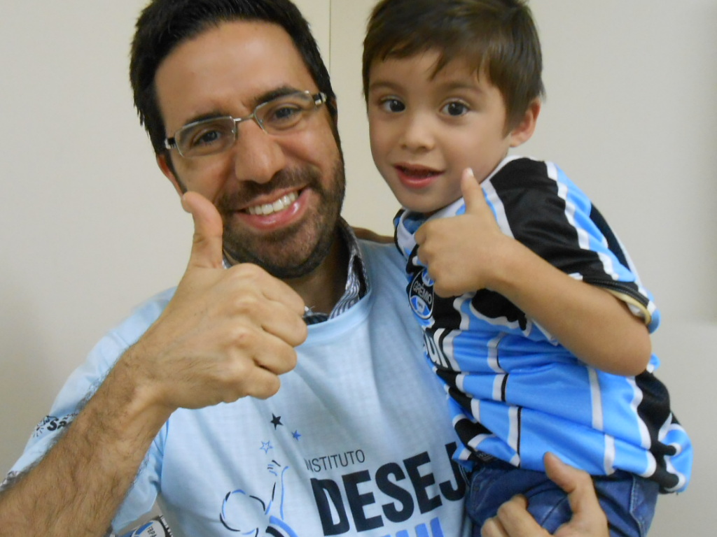 Yuri tem 4 anos e faz tratamento na AACD. Ele juntamente com sua mãe presente na ação estavam muito felizes pois enfim tinha chegado a hora do querido Yuri ganhar sua camiseta oficial do Grêmio. A ação contou com a participação do voluntário André Zanotta.