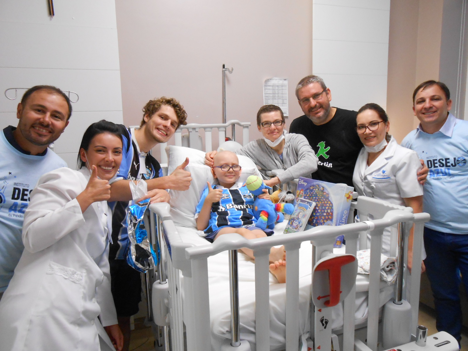 Miguel está fazendo tratamento no Hospital Moinhos de Vento. O menino gremistão é fã do Geromel. Além de fã se parece com o seu maior ídolo pois é valente e guerreiro além de ser um vitorioso pois vai sair dessa campeão. Por isso com a colaboração dos voluntários Carlos Amodeo e Jefferson Fengler levamos a até ele uma camiseta oficial do Grêmio com o autógrafo do capitão Tricolor. Força Miguelzinho!